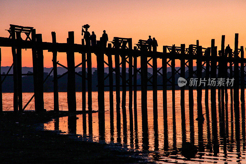缅甸阿马拉普拉附近的U Bein桥的日出剪影